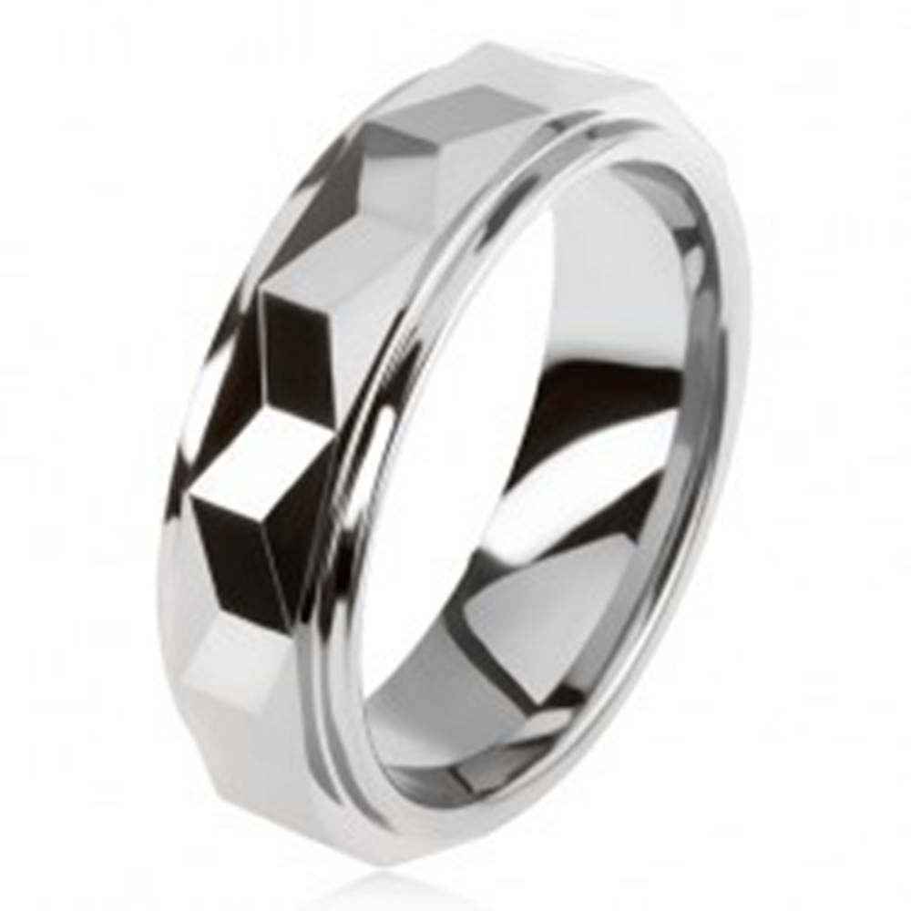 Šperky eshop Volfrámový prsteň striebornej farby, geometricky brúsený vyvýšený pás - Veľkosť: 49 mm