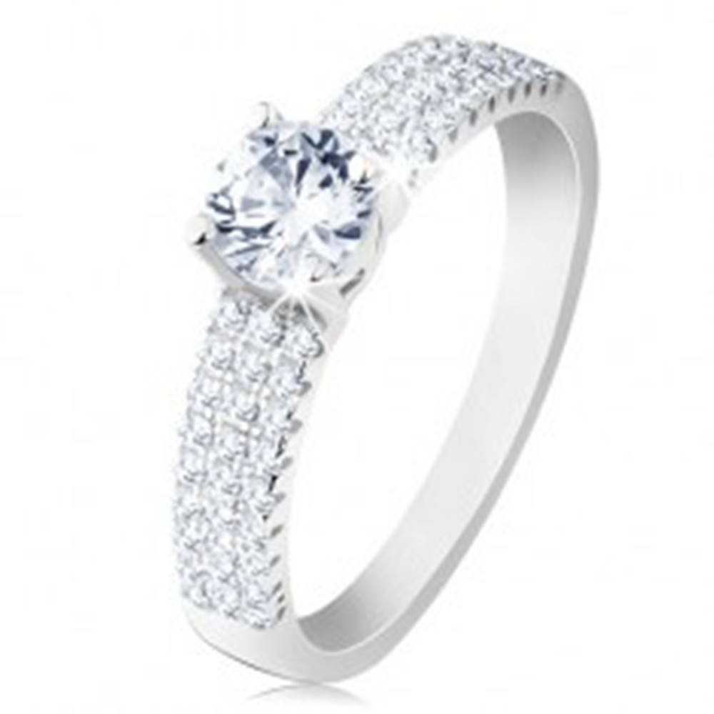 Šperky eshop Zásnubný prsteň, striebro 925, okrúhly číry zirkón, drobné zirkóniky na ramenách - Veľkosť: 49 mm