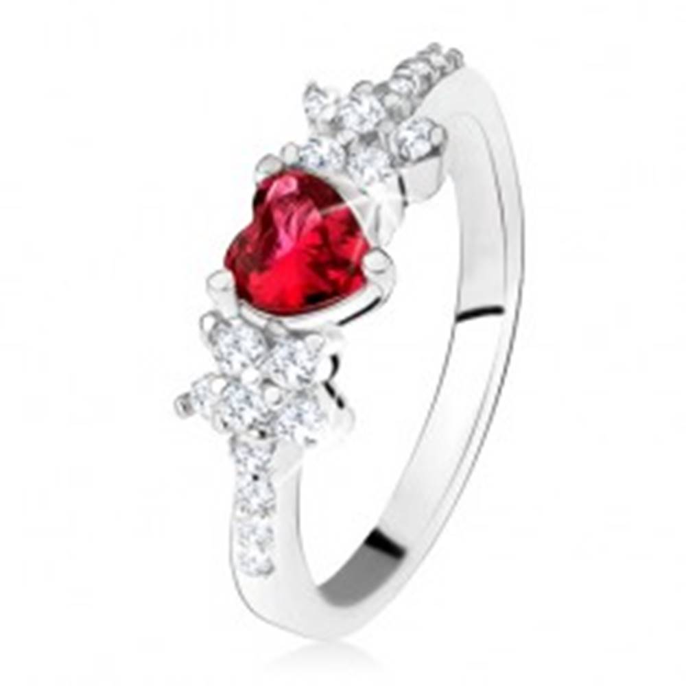 Šperky eshop Prsteň s červeným srdiečkovým kameňom a kvietkami, číre zirkóniky, striebro 925 - Veľkosť: 49 mm