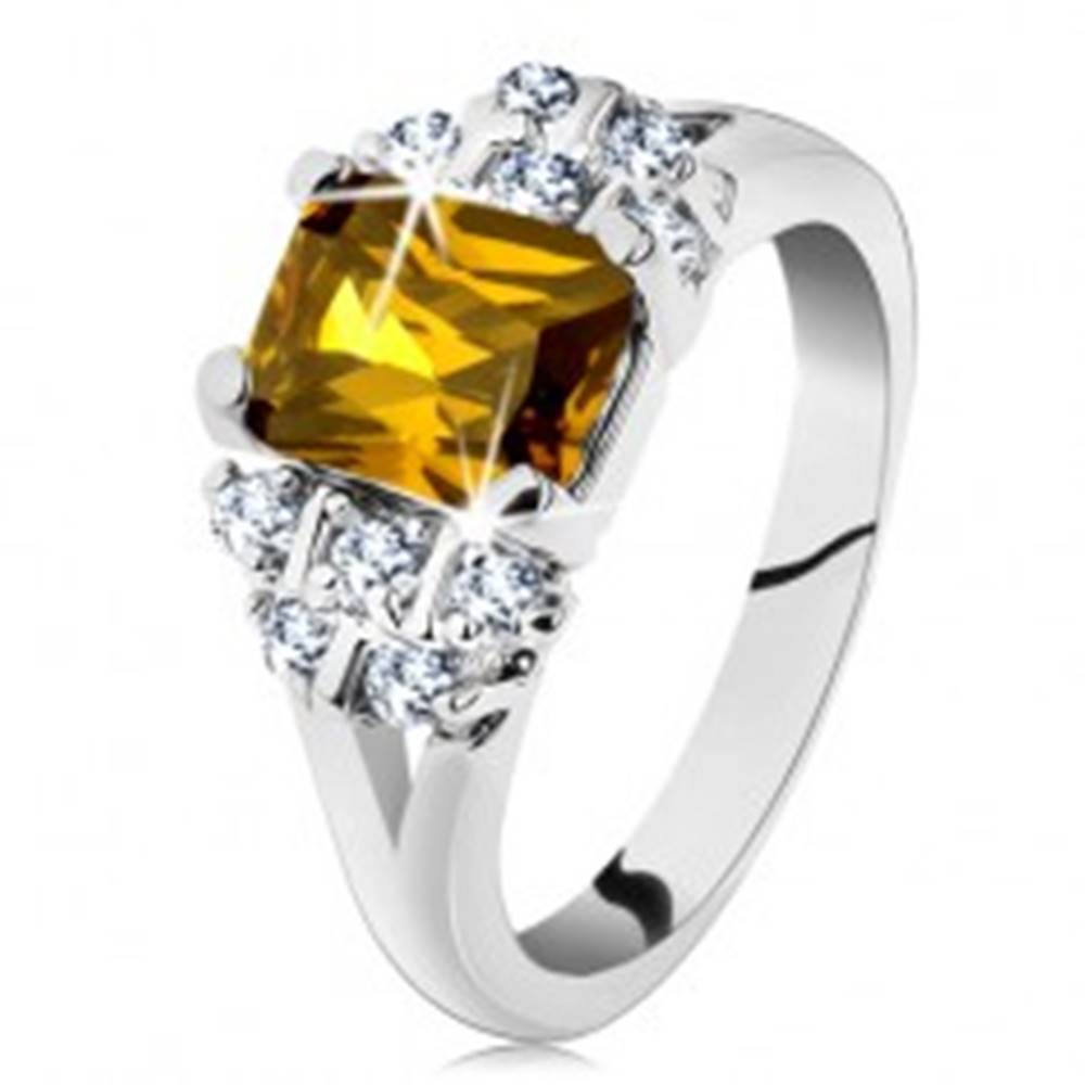 Šperky eshop Prsteň striebornej farby, žltý obdĺžnikový zirkón, číre zirkóniky - Veľkosť: 49 mm
