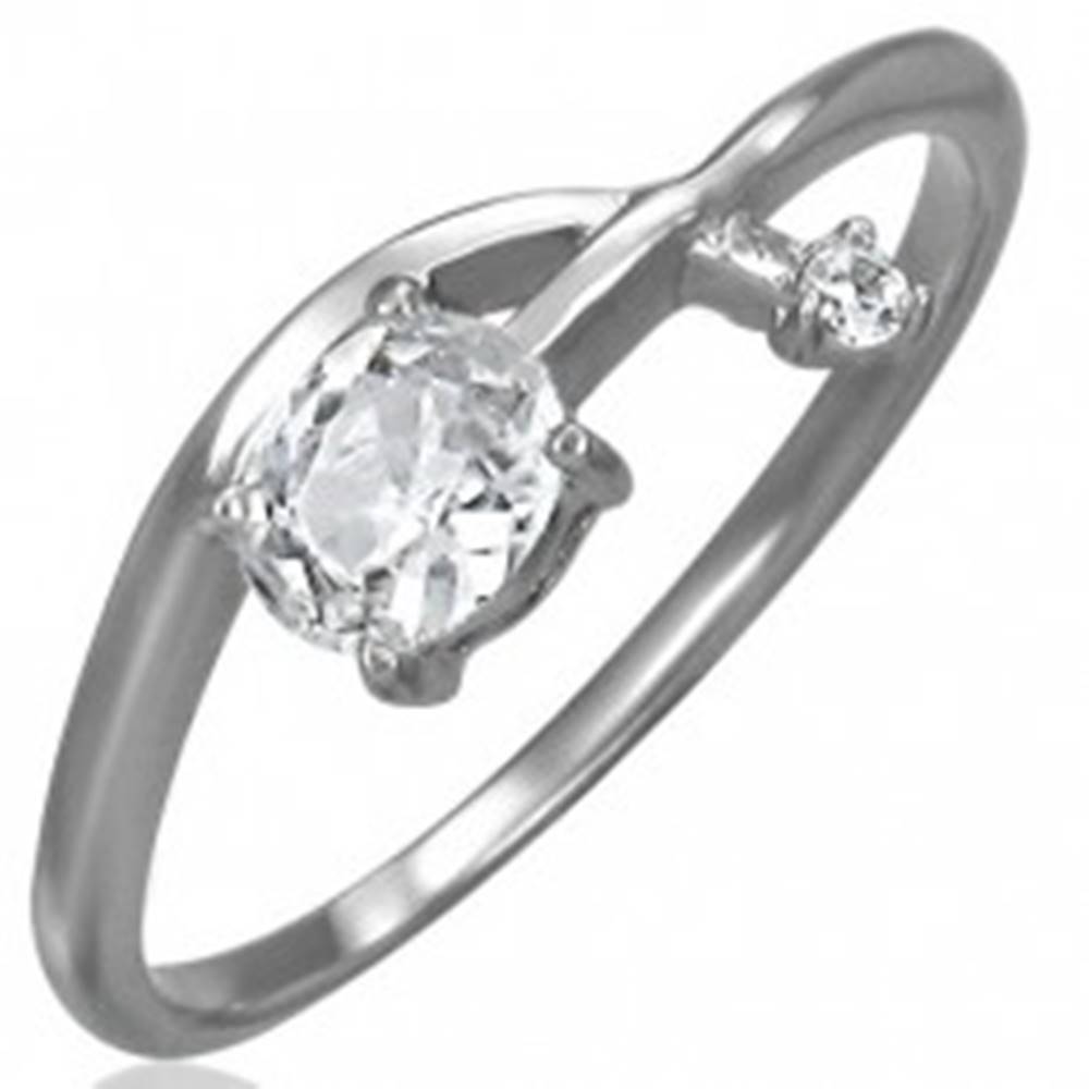 Šperky eshop Zásnubný prsteň - prepletená zirkónová šípka - Veľkosť: 52 mm