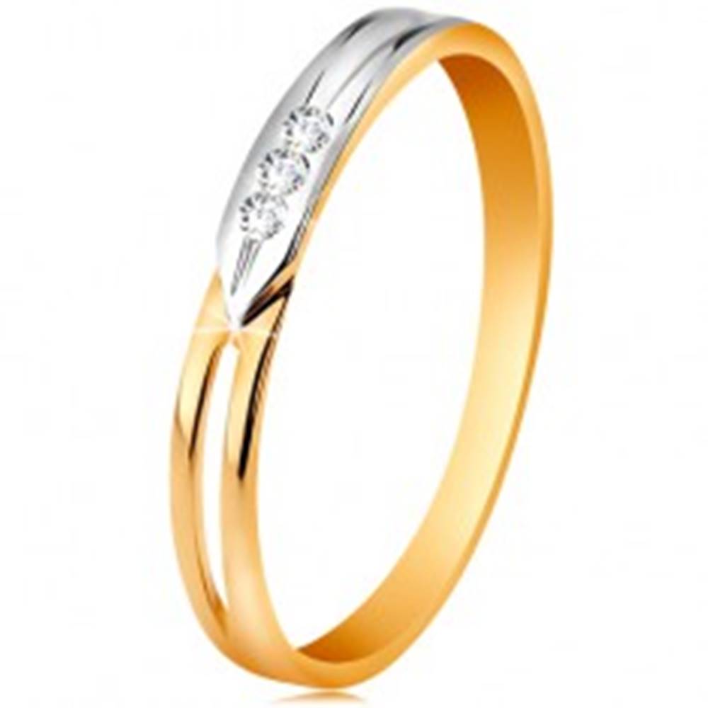 Šperky eshop Prsteň zo 14K zlata, dvojfarebné ramená s výrezom a troma čírymi zirkónikmi - Veľkosť: 49 mm