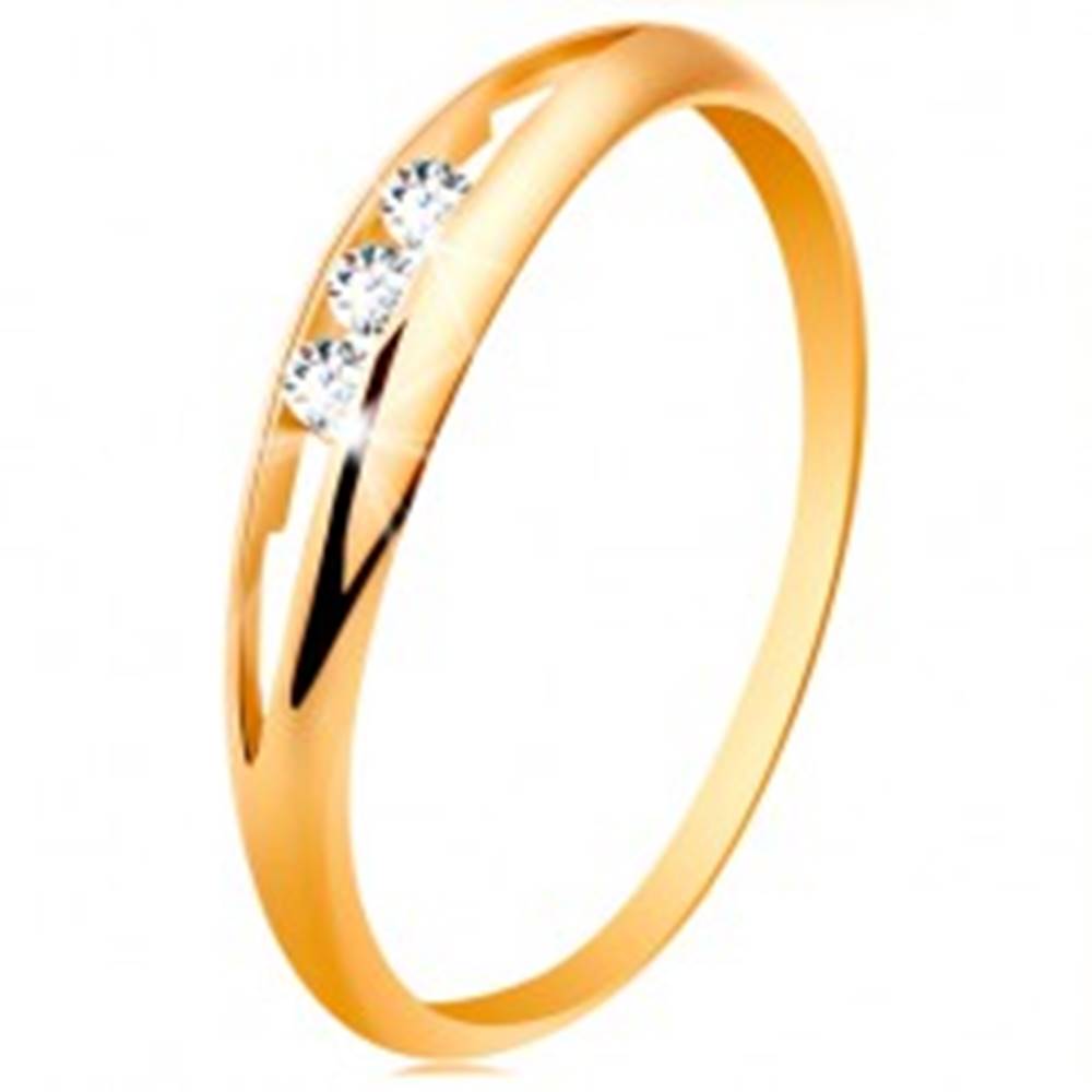Šperky eshop Prsteň zo žltého 14K zlata - tri okrúhle číre zirkóny v úzkom výreze, lesklé ramená - Veľkosť: 49 mm