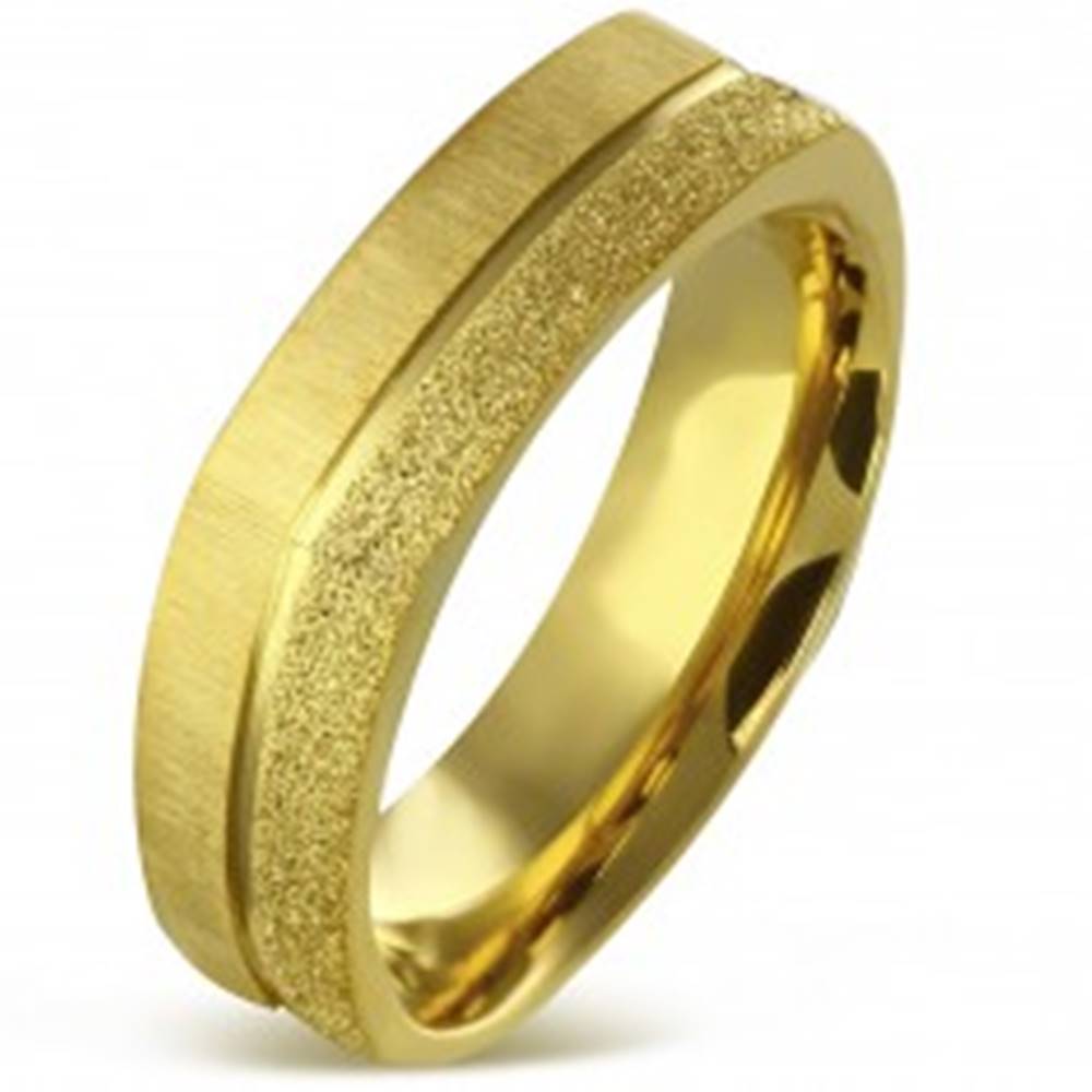Šperky eshop Hranatý prsteň z chirurgickej ocele zlatej farby - pieskovaný a saténový pás, 7 mm - Veľkosť: 55 mm