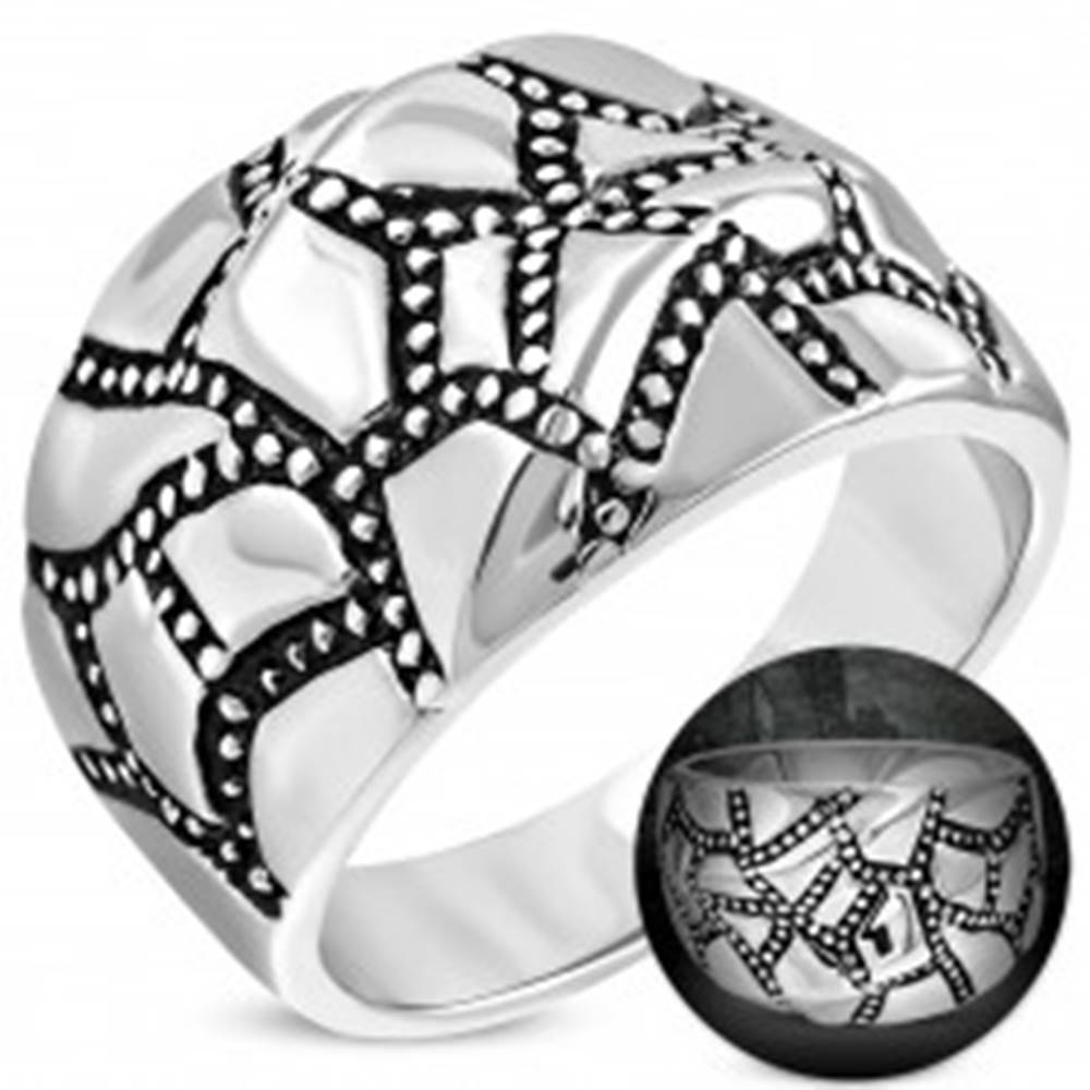 Šperky eshop Mohutný oceľový prsteň striebornej farby, zvlnený povrch, patinované pásy - Veľkosť: 52 mm