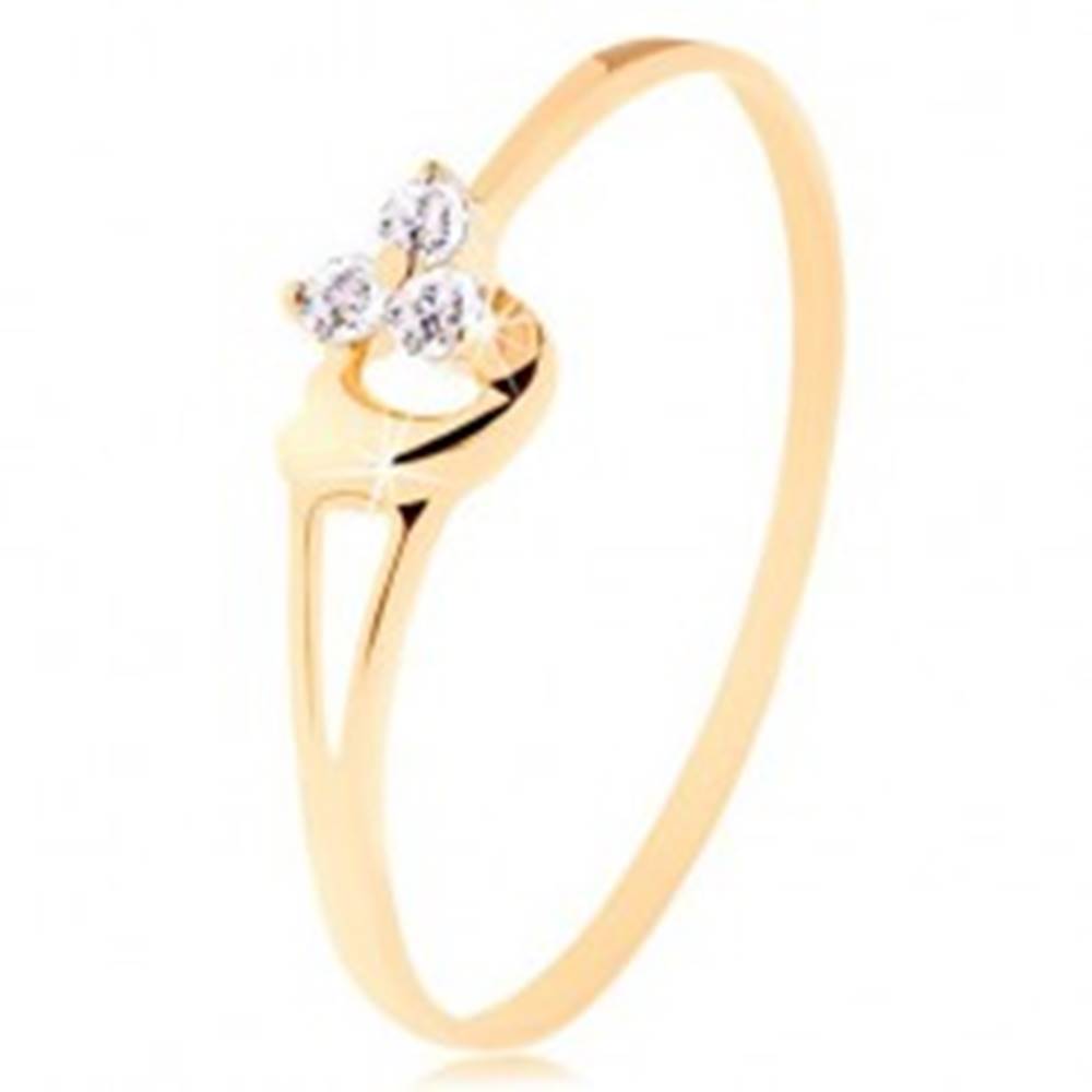 Šperky eshop Prsteň zo žltého 14K zlata - tri diamanty v jemnom ružovom odtieni, srdiečko - Veľkosť: 49 mm
