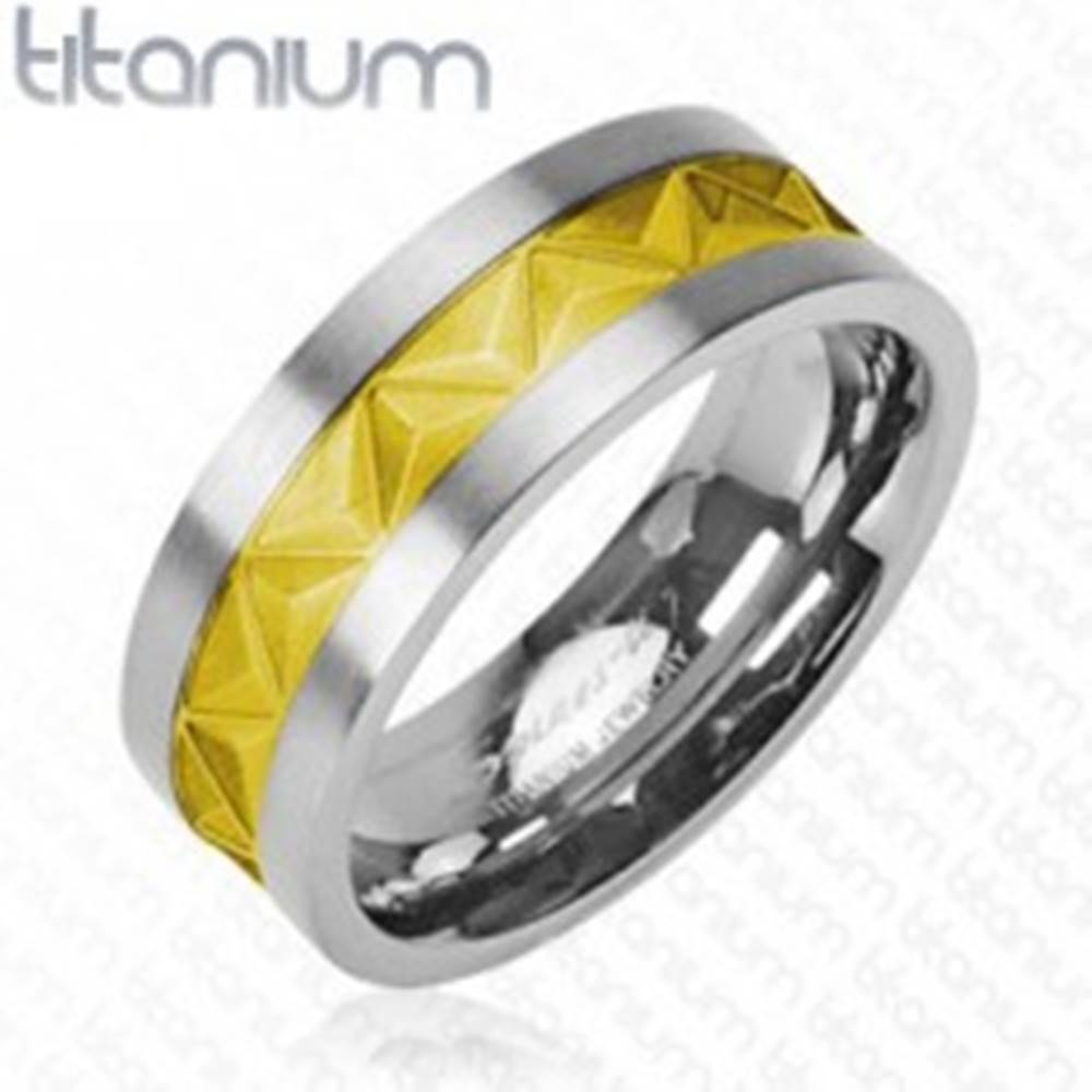 Šperky eshop Titánová obrúčka - vzor trojuholníkov zlatej farby  - Veľkosť: 49 mm