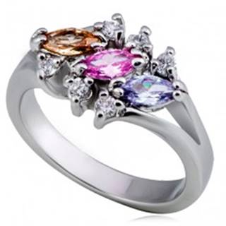 Lesklý kovový prsteň - tri farebné zrnkové zirkóny, číry lem - Veľkosť: 49 mm
