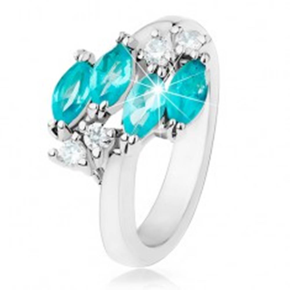 Šperky eshop Lesklý prsteň striebornej farby, modré zirkónové zrnká, číre zirkóniky - Veľkosť: 49 mm