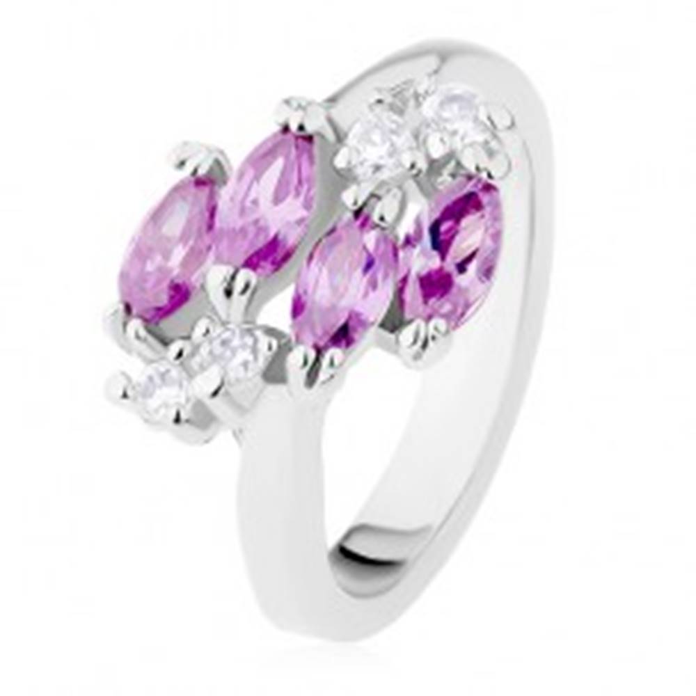 Šperky eshop Ligotavý prsteň striebornej farby, fialové zirkónové zrnká, číre zirkóniky - Veľkosť: 49 mm