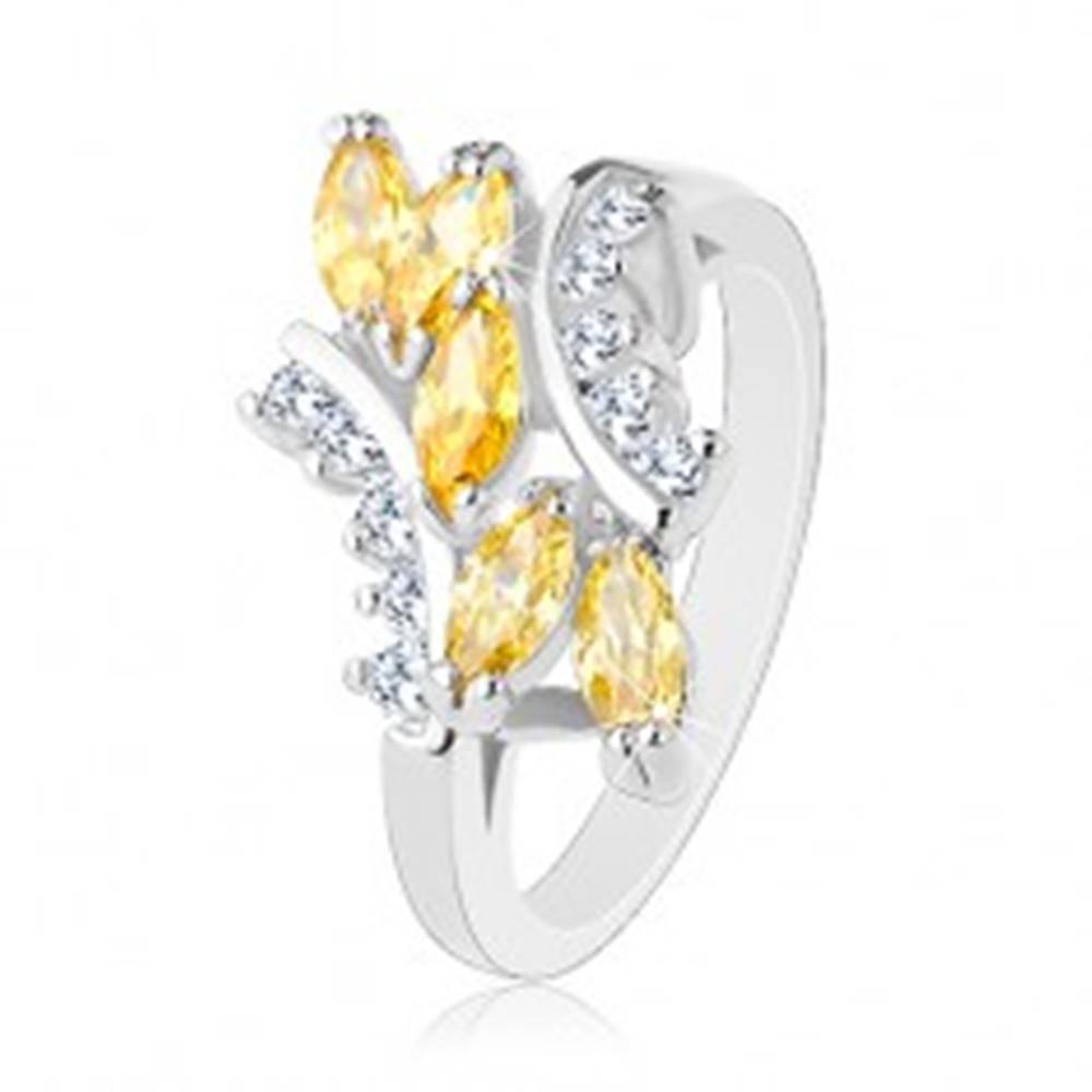Šperky eshop Prsteň striebornej farby, línia žltých zrnkových zirkónov, číre oblúčiky - Veľkosť: 57 mm