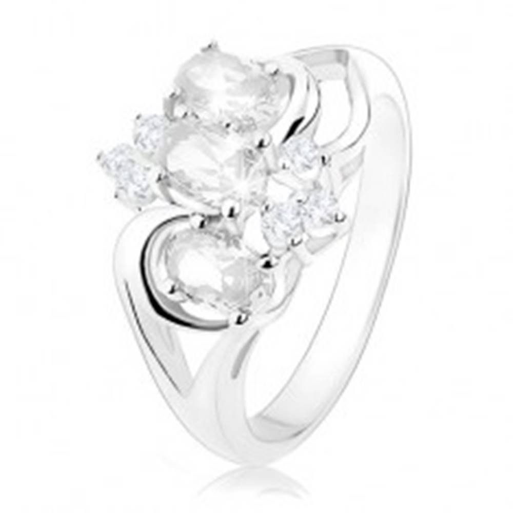 Šperky eshop Trblietavý prsteň striebornej farby, rozdelené ramená, číre zirkónové ovály - Veľkosť: 49 mm