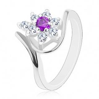 Prsteň v striebornej farbe, asymetrické ramená, fialovo-číry zirkónový kvet - Veľkosť: 49 mm
