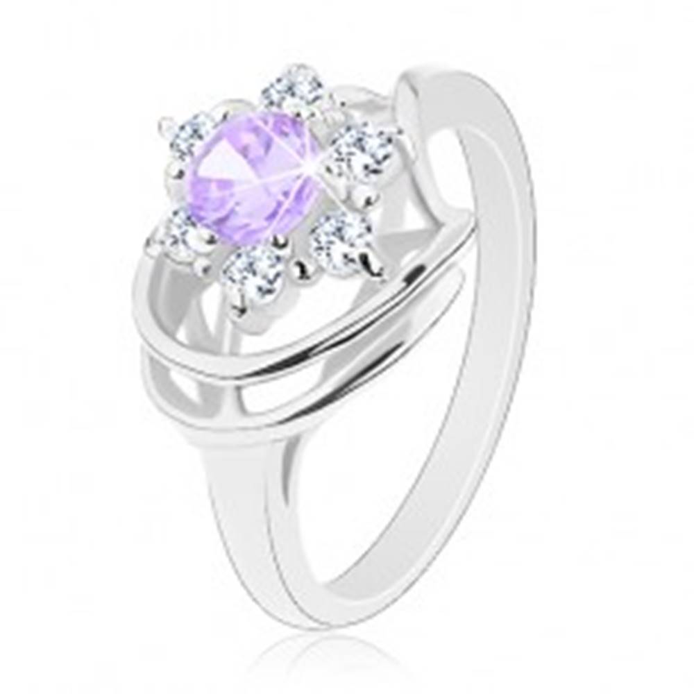 Šperky eshop Lesklý prsteň v striebornom odtieni, svetlofialovo-číry zirkónový kvet, oblúčiky - Veľkosť: 48 mm
