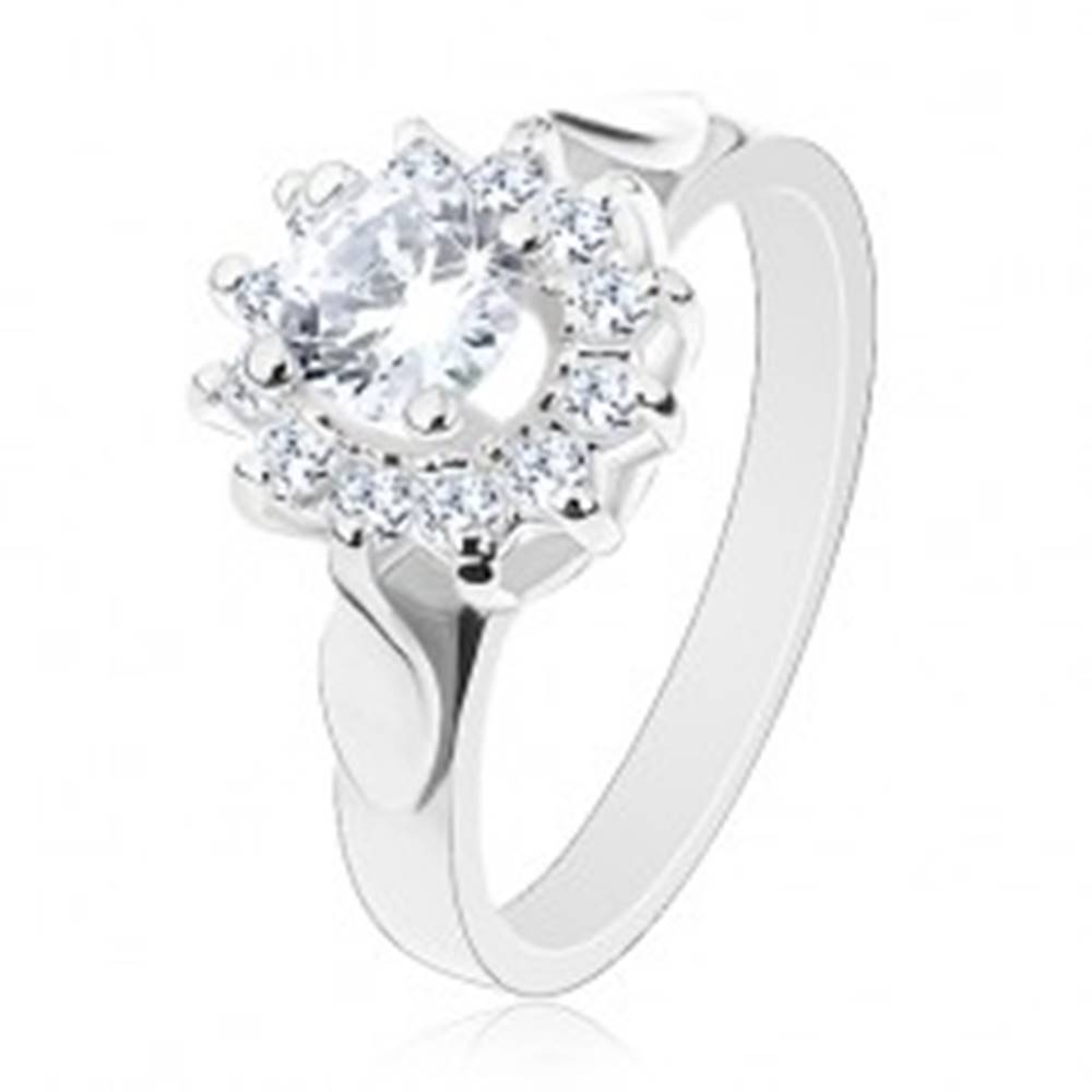 Šperky eshop Ligotavý prsteň striebornej farby, číry zirkónový kvet, lístky po stranách - Veľkosť: 49 mm