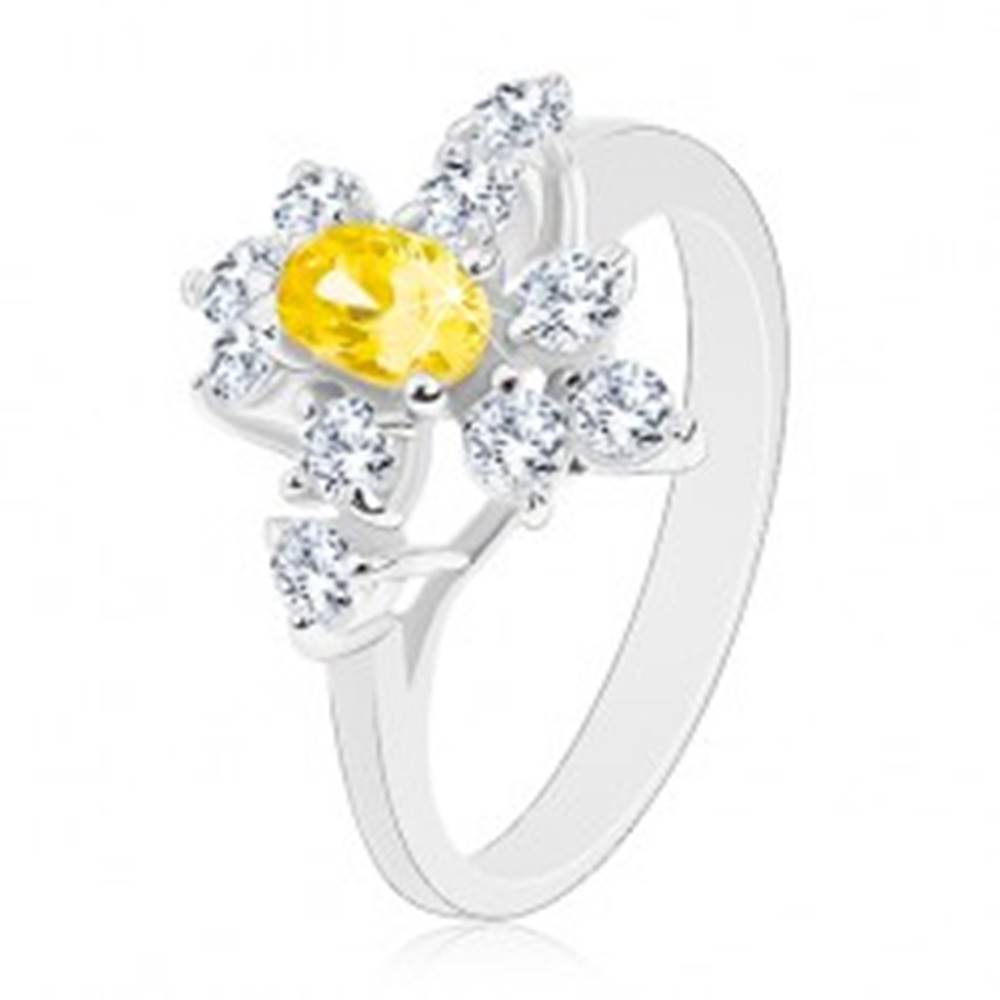 Šperky eshop Ligotavý prsteň striebornej farby, žltý zirkónový ovál, okrúhle číre zirkóny - Veľkosť: 52 mm