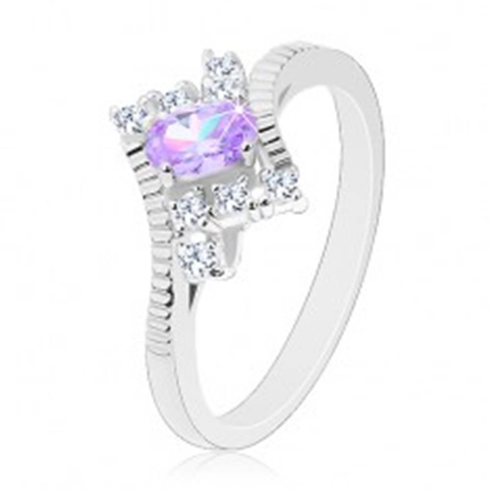Šperky eshop Ligotavý prsteň v striebornej farbe, brúsený svetlofialový ovál, číre zirkóny - Veľkosť: 49 mm