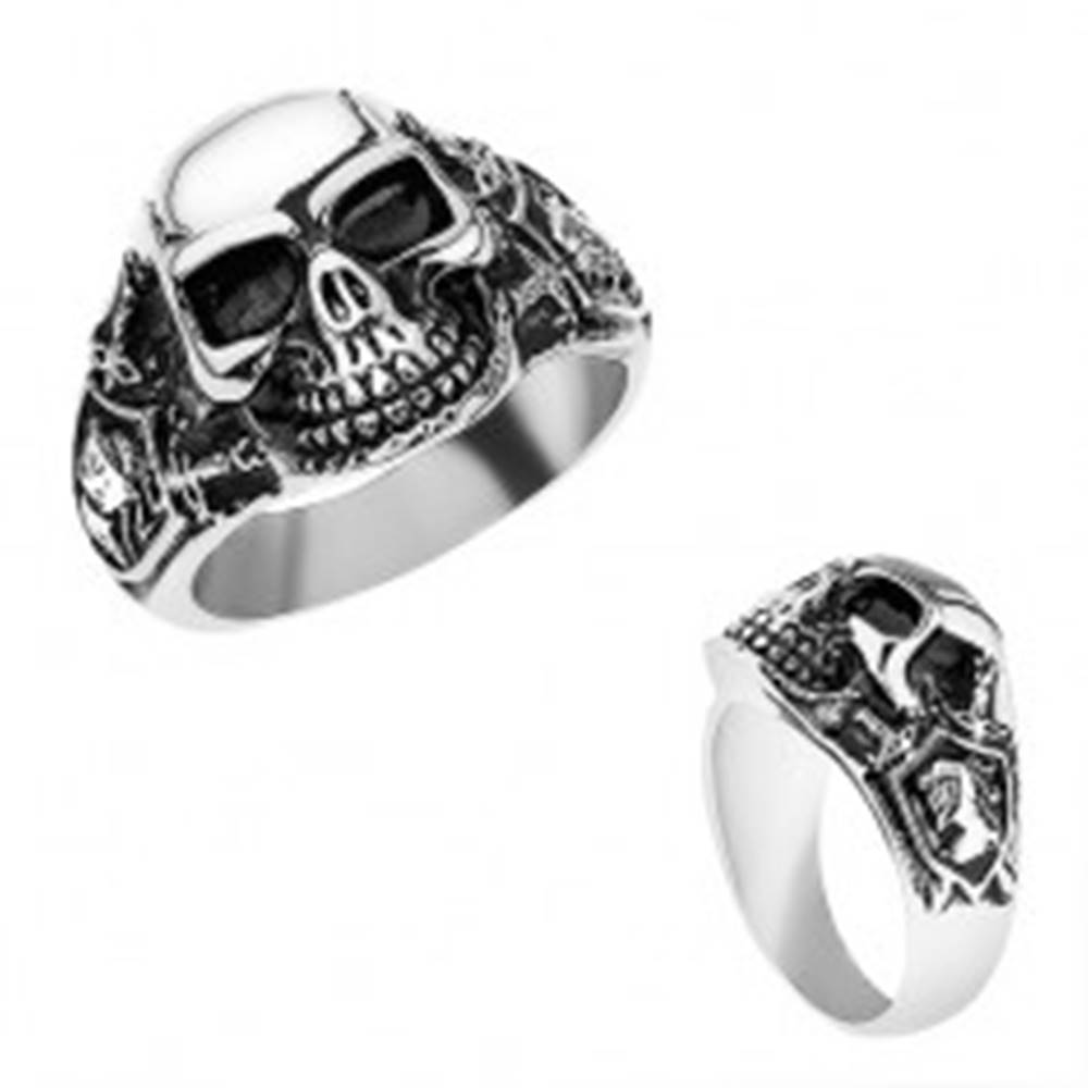 Šperky eshop Oceľový prsteň striebornej farby, vypuklá lebka s patinou, rytier, meče - Veľkosť: 56 mm