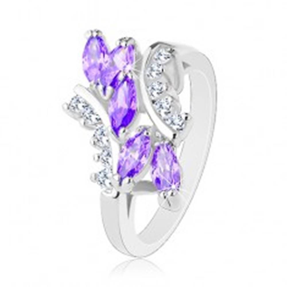 Šperky eshop Prsteň striebornej farby, fialové zirkónové zrniečka, číre zahnuté línie - Veľkosť: 51 mm