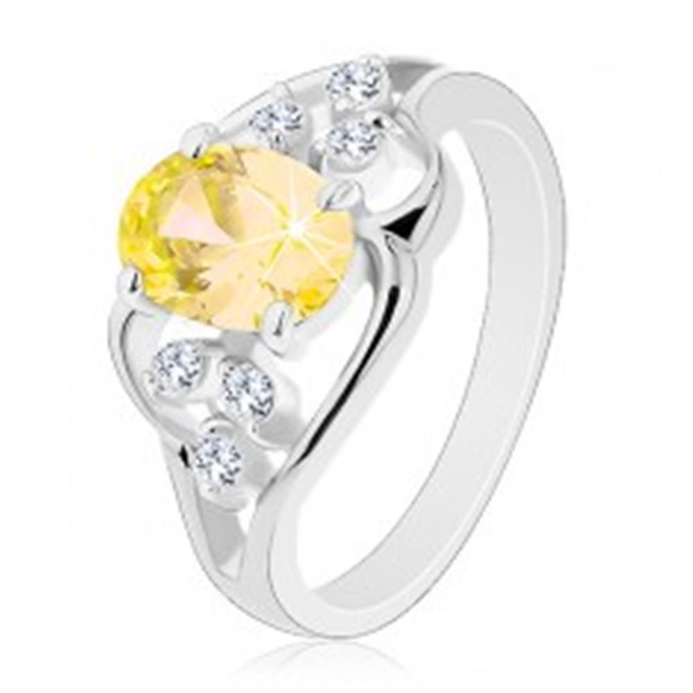 Šperky eshop Prsteň striebornej farby, veľký žltý oválny zirkón, asymetrické línie - Veľkosť: 54 mm