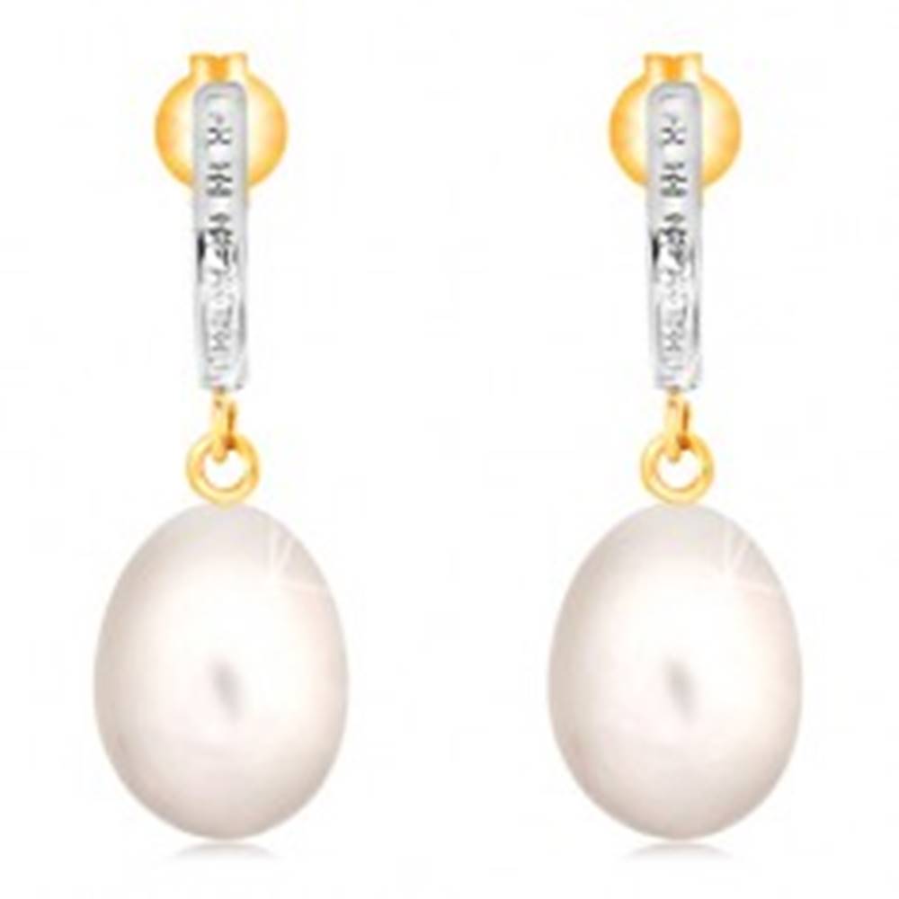 Šperky eshop Zlaté 14K náušnice - gravírovaný oblúk z bieleho zlata, biela oválna perla