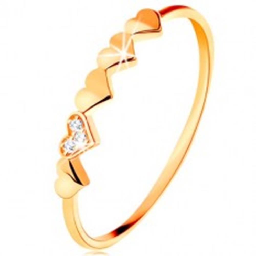 Šperky eshop Prsteň v 9K žltom zlate - malé ligotavé srdiečka, číre zirkóniky - Veľkosť: 49 mm