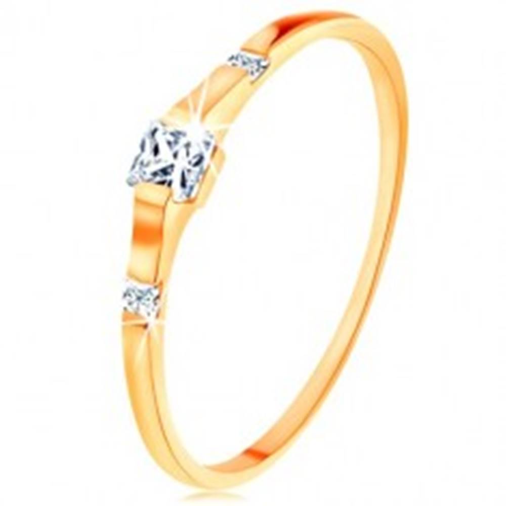 Šperky eshop Zlatý prsteň 375 - tri číre zirkónové štvorčeky, lesklé a hladké ramená - Veľkosť: 50 mm