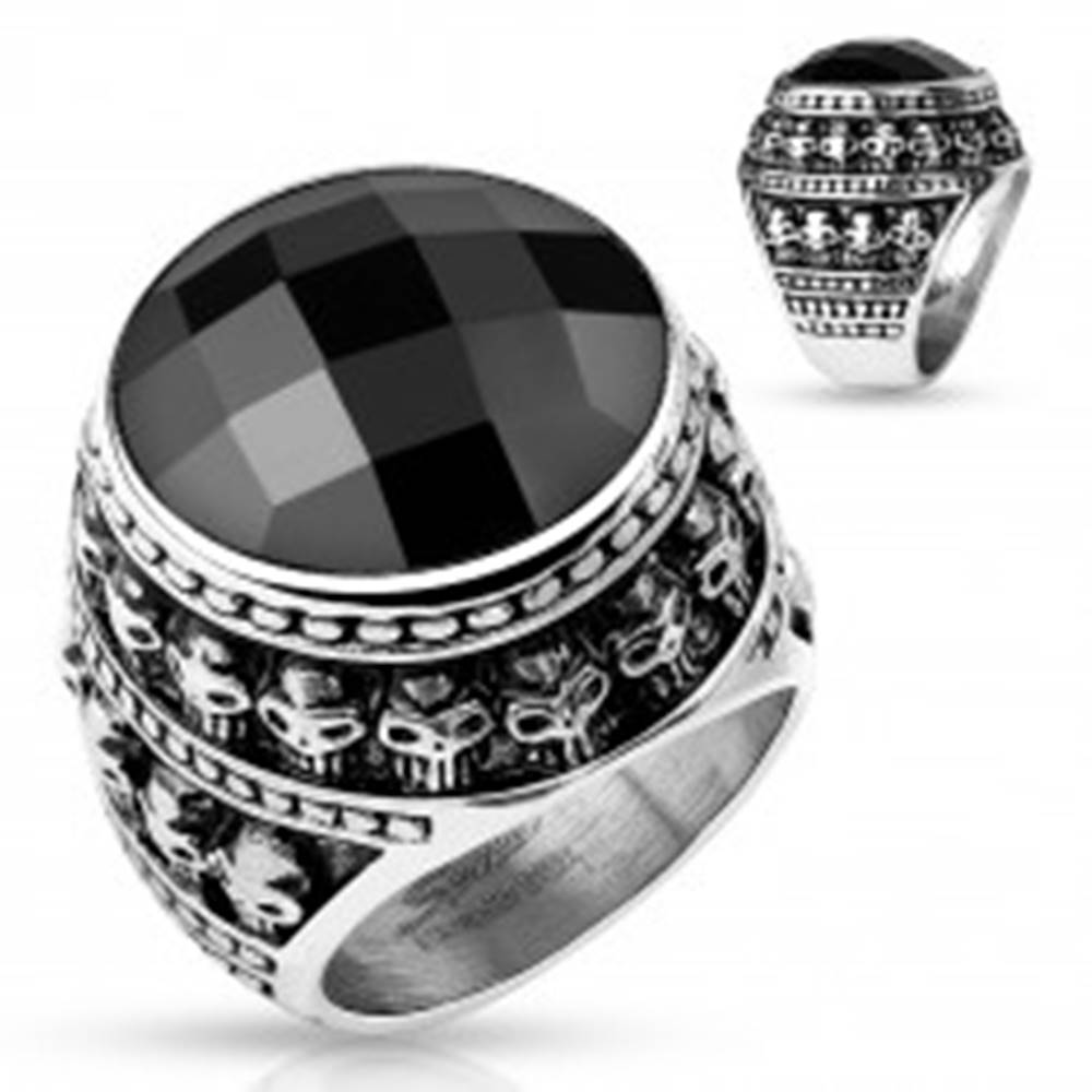 Šperky eshop Patinovaný oceľový prsteň, čierny brúsený kameň, obrys z malých lebiek - Veľkosť: 59 mm
