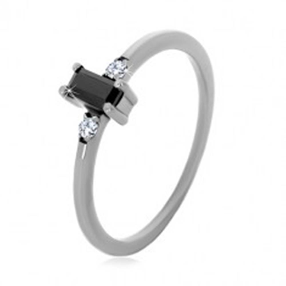 Šperky eshop Strieborný 925 prsteň - obdĺžnikový zirkón čiernej farby, číre okrúhle zirkóny - Veľkosť: 49 mm