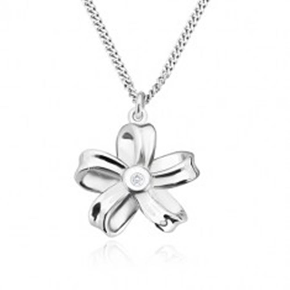 Šperky eshop Strieborný náhrdelník 925 - lesklá stuha, kvet s piatimi lupeňmi a briliantom