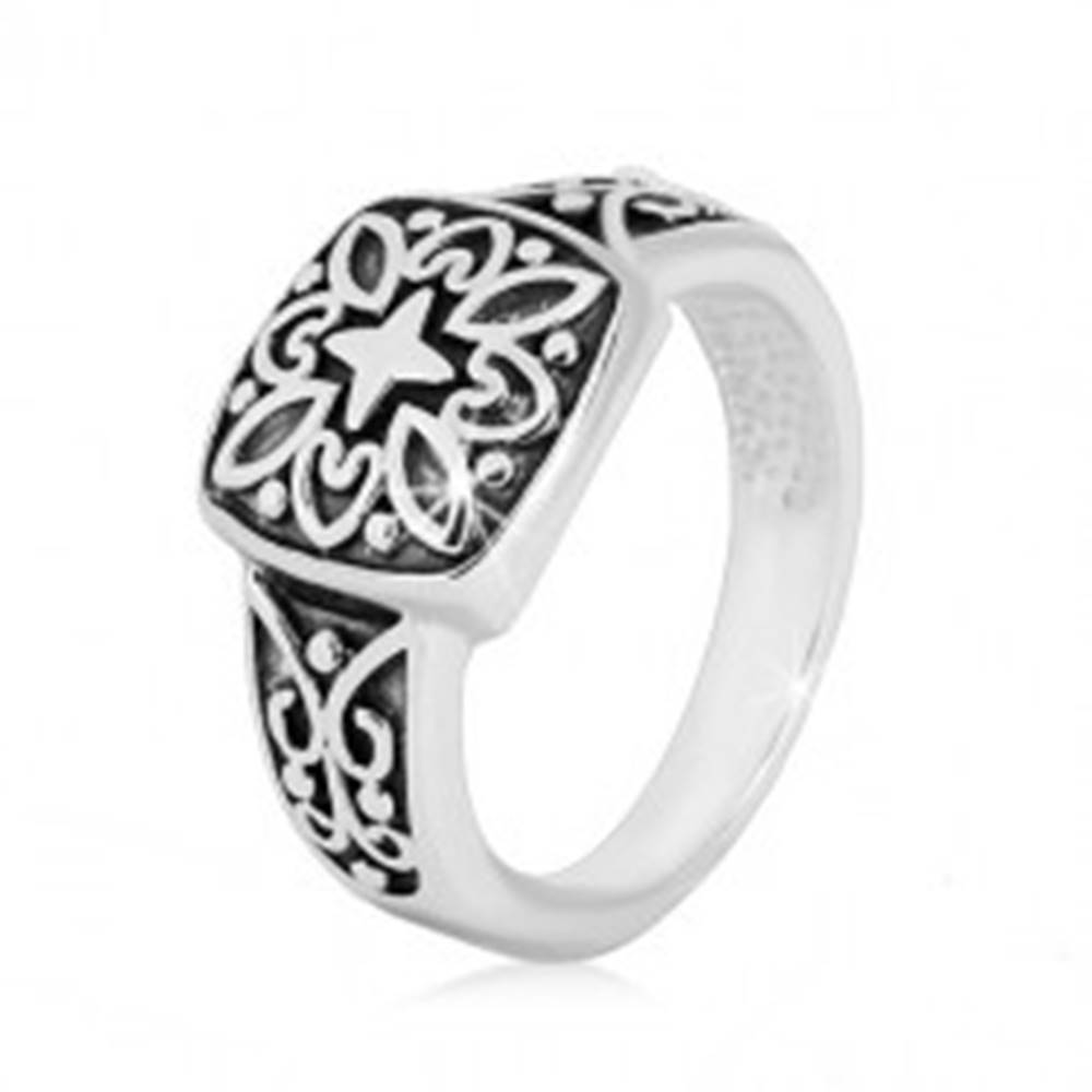Šperky eshop Strieborný prsteň 925 - ozdobný štvorec a vyrezávané ramená s patinou - Veľkosť: 49 mm