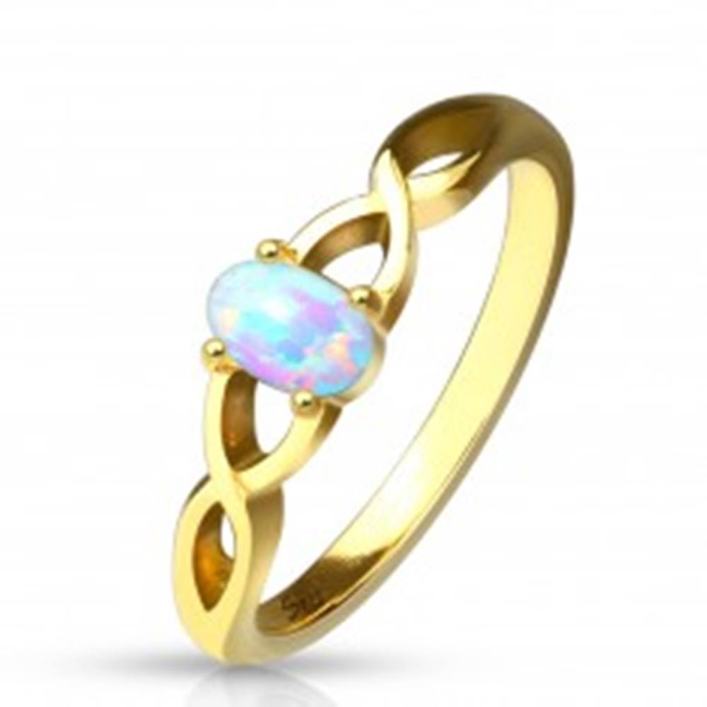 Šperky eshop Oceľový prsteň zlatej farby - syntetický opál s dúhovými odleskami, prepletené ramená - Veľkosť: 49 mm