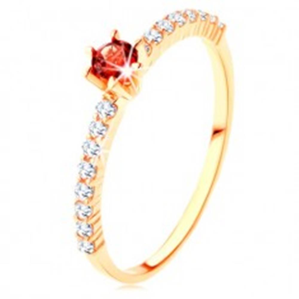 Šperky eshop Zlatý prsteň 375 - číre zirkónové línie, vyvýšený okrúhly červený granát - Veľkosť: 49 mm