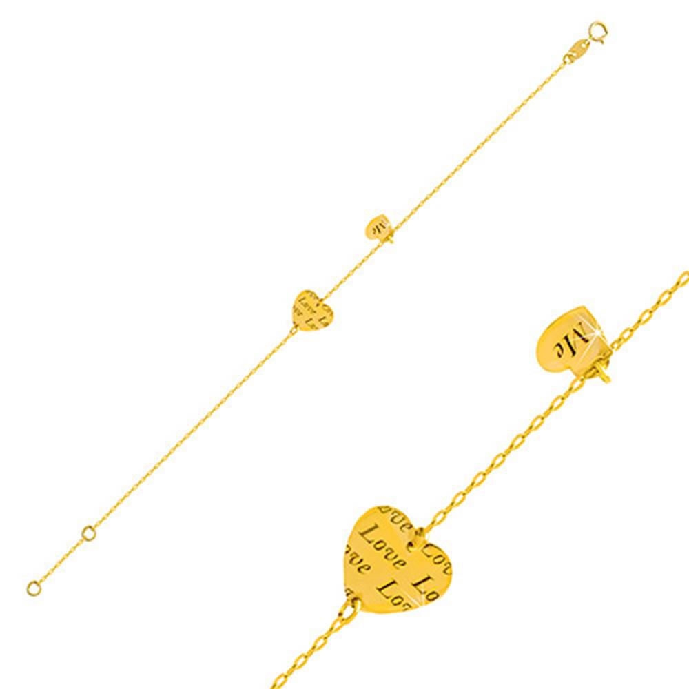 Šperky eshop Zlatý náramok 585 - dve lesklé srdiečka s nápismi "Love" a "Me"