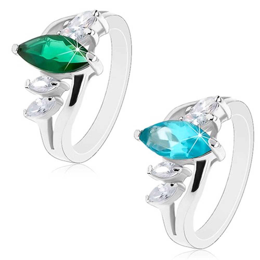 Šperky eshop Prsteň striebornej farby, zvlnené ramená, ligotavé zirkónové zrnká - Veľkosť: 51 mm, Farba: Smaragdová zelená