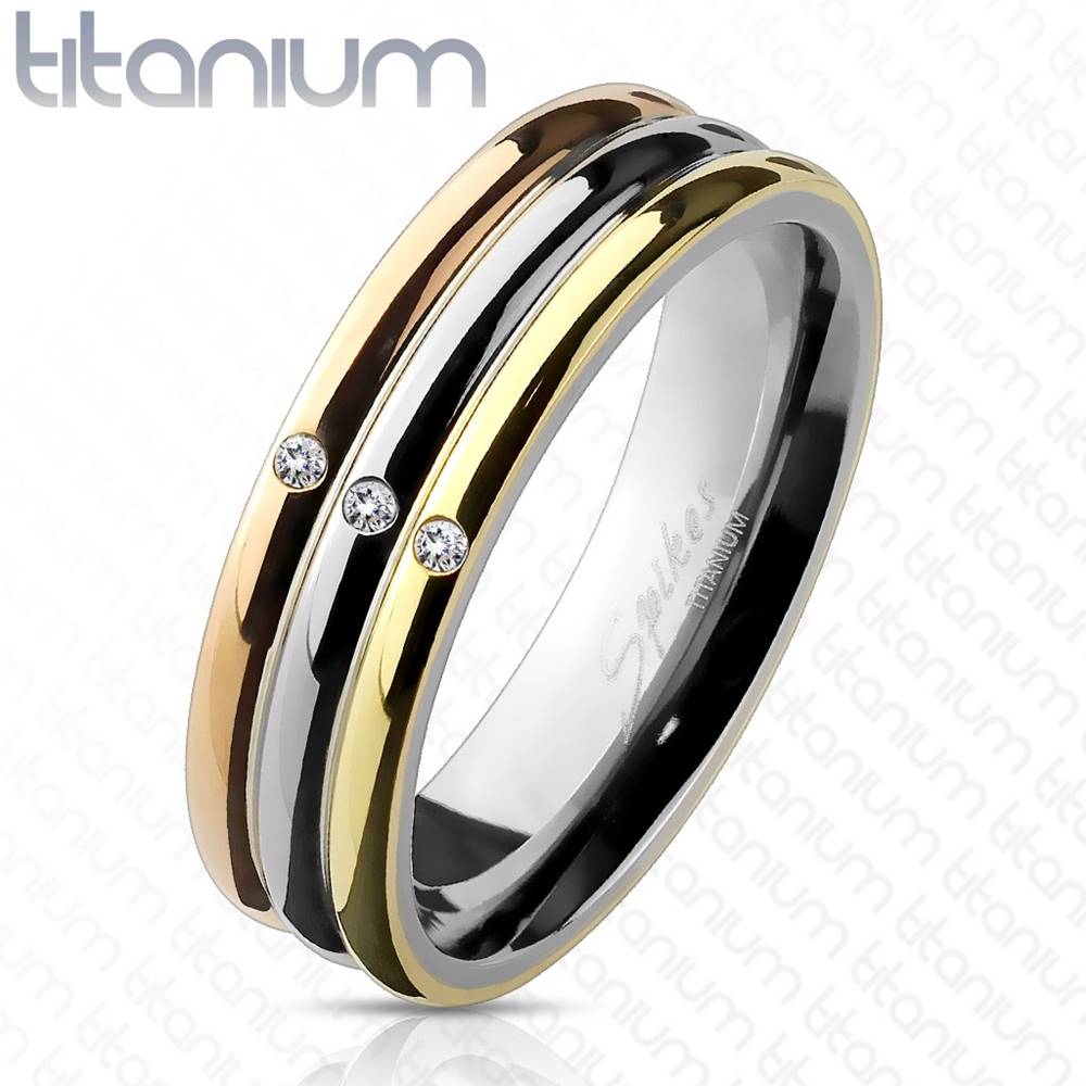 Šperky eshop Trojfarebný titánový prsteň so zirkónmi - Veľkosť: 49 mm