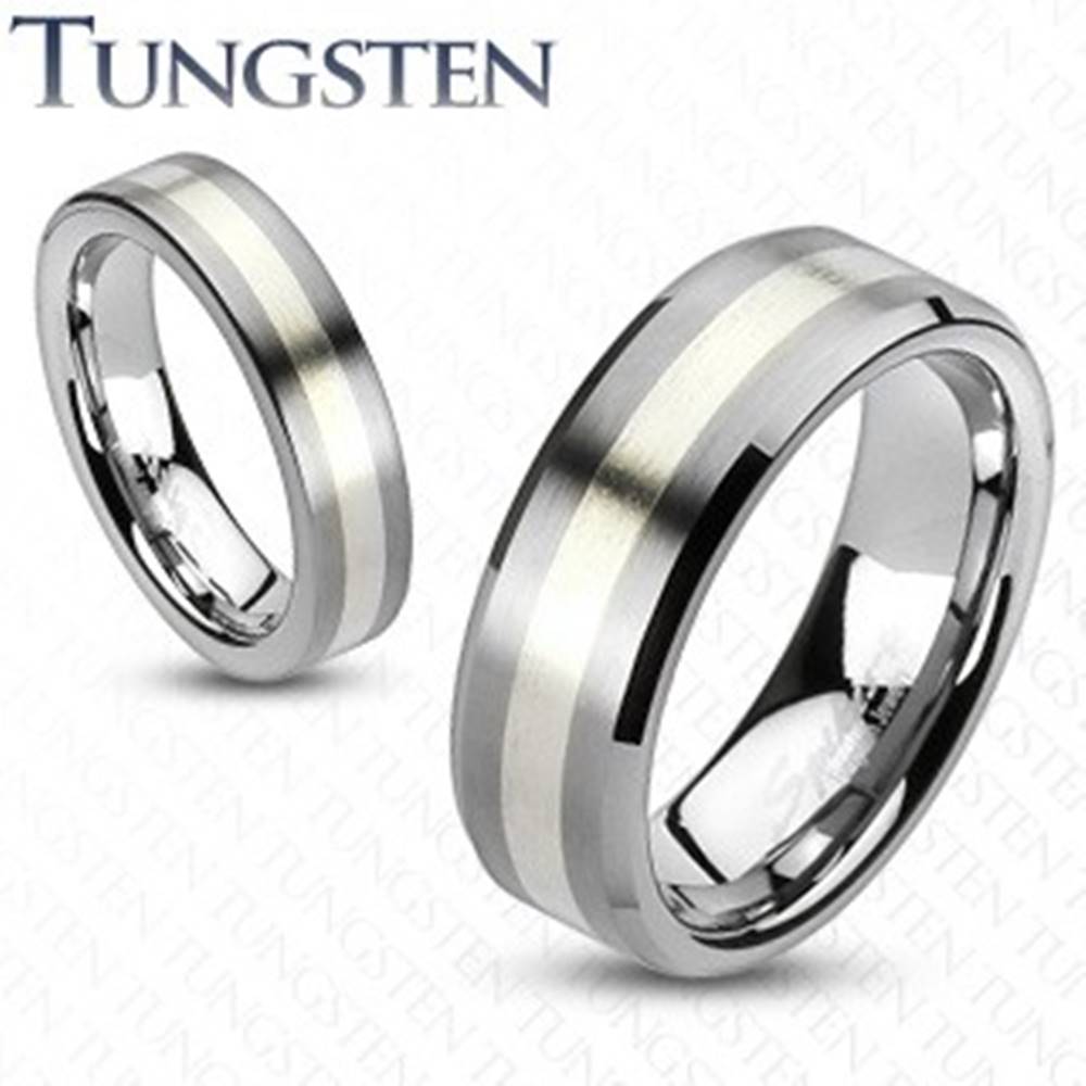Šperky eshop Wolfrámový prsteň - matný šedý s pásom striebornej farby - Veľkosť: 49 mm, Šírka: 8 mm