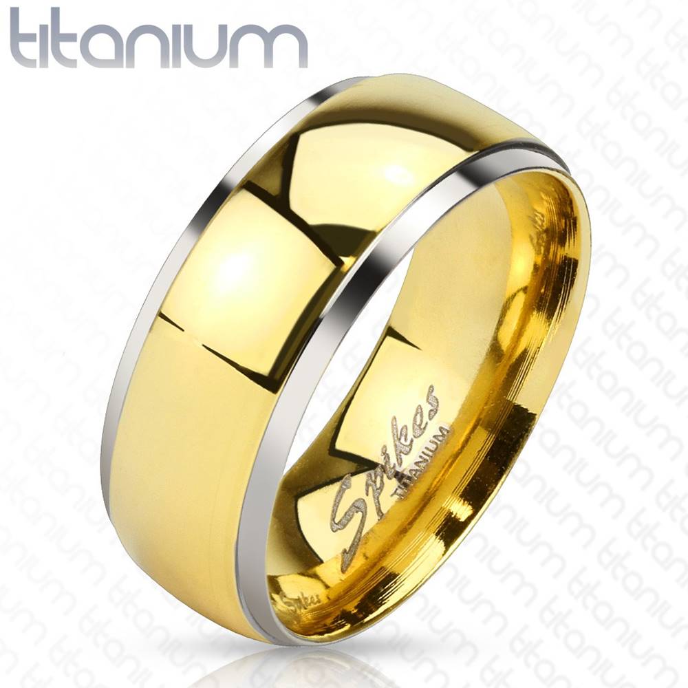 Šperky eshop Obrúčka z titánu - lesklý pás v zlatom odtieni a úzke okraje striebornej farby, 8 mm - Veľkosť: 59 mm